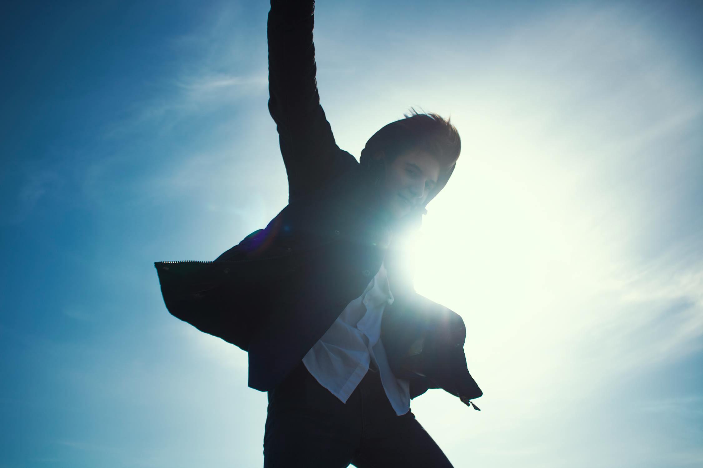 Chemin de randonnée en montagne, symbolisant le voyage durable