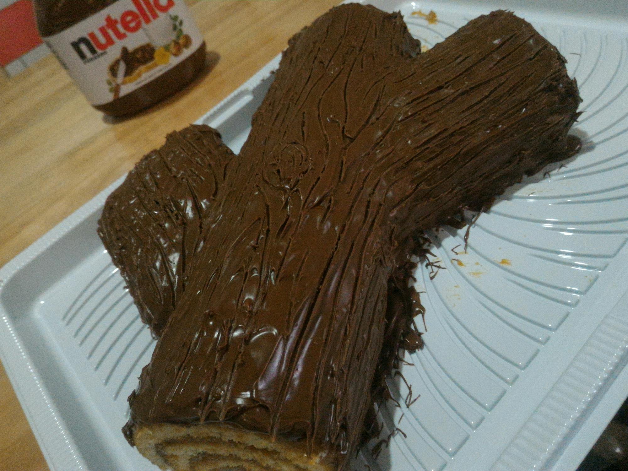 Personne faisant du vélo sur une route de campagne française