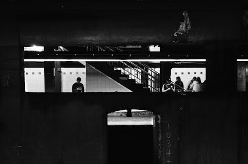 Ingyenes stockfotó emberek, fekete-fehér, metrómegálló témában