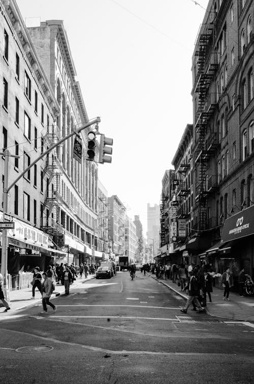 Foto profissional grátis de andando, centro da cidade, edifícios