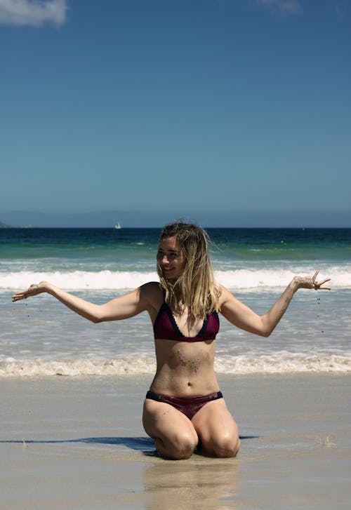 Mulher Usando Biquíni Na Praia