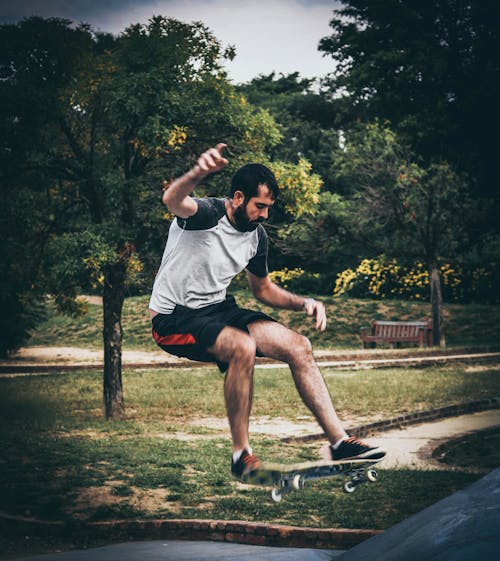 Gratis Uomo Su Skateboard Facendo Trucchi Foto a disposizione