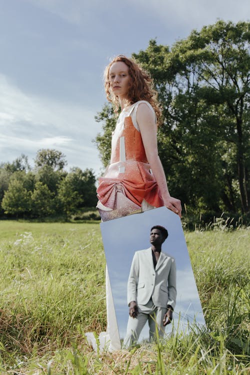 Foto profissional grátis de abstrato, campo, casal interracial