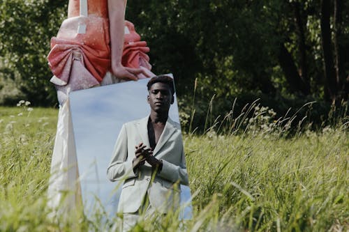 afrikalı amerikalı adam, ayna, çim içeren Ücretsiz stok fotoğraf