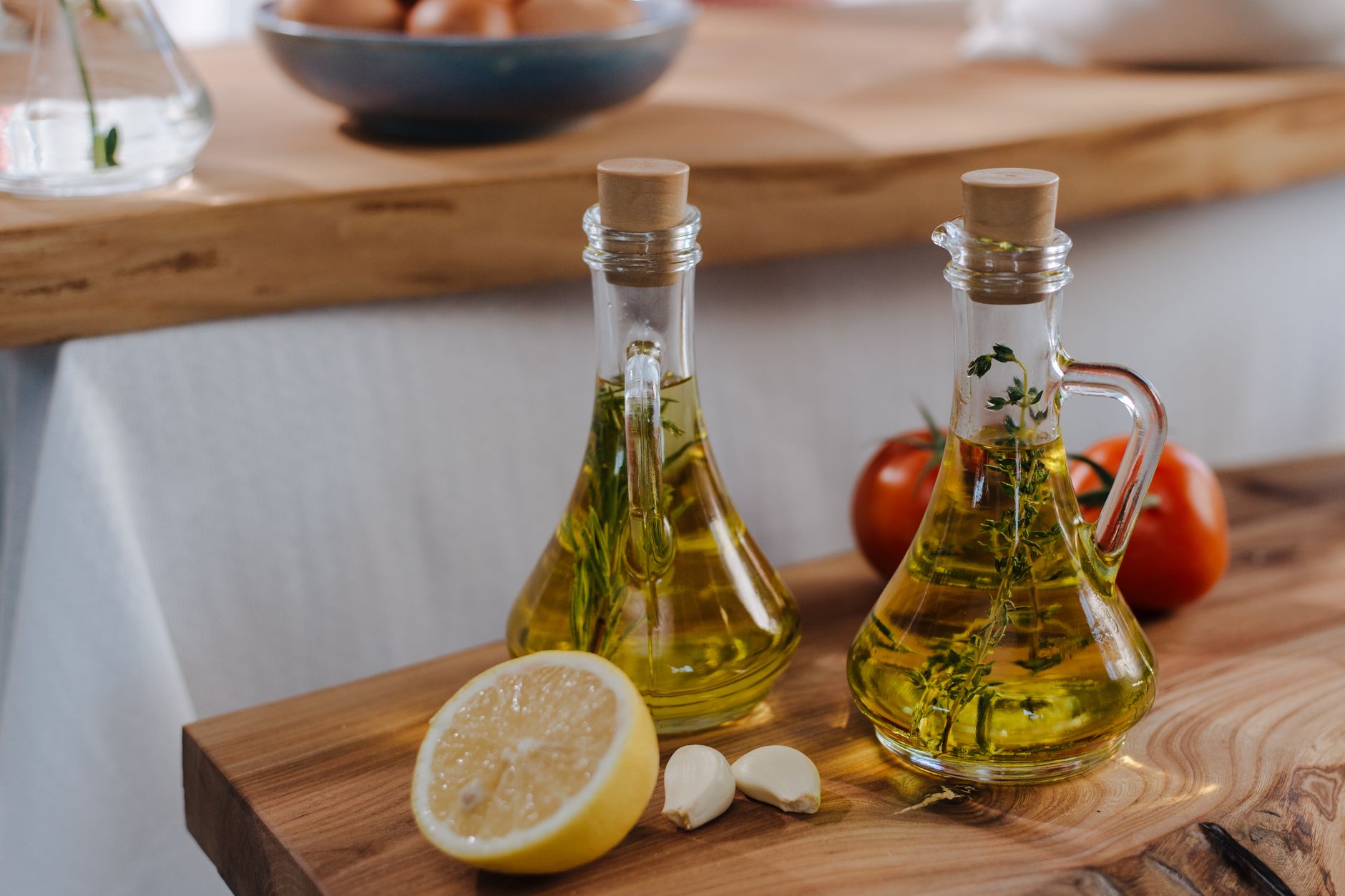 地中海飲食比較:對抗生酮、古飲食、素食與間歇性斷食 Fresh garlic and lemon with olive oil bottles, perfect for Italian cuisine. Captures freshness and flavor.