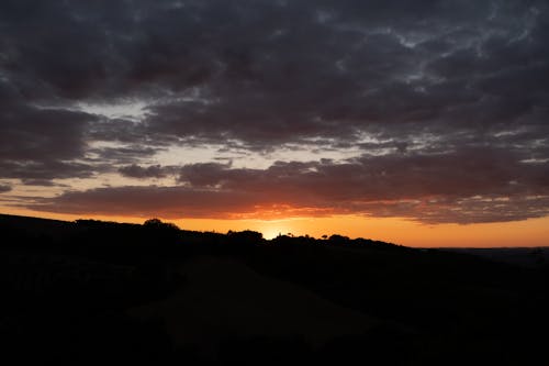 Immagine gratuita di cielo lunatico, collina, paesaggio