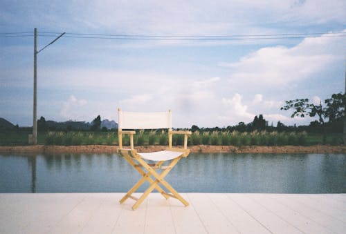 Gratis stockfoto met houten platform, meubels, regisseurs stoel Stockfoto