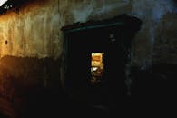 一张旧建筑的大气照片，窗户明亮，纹理和阴影丰富