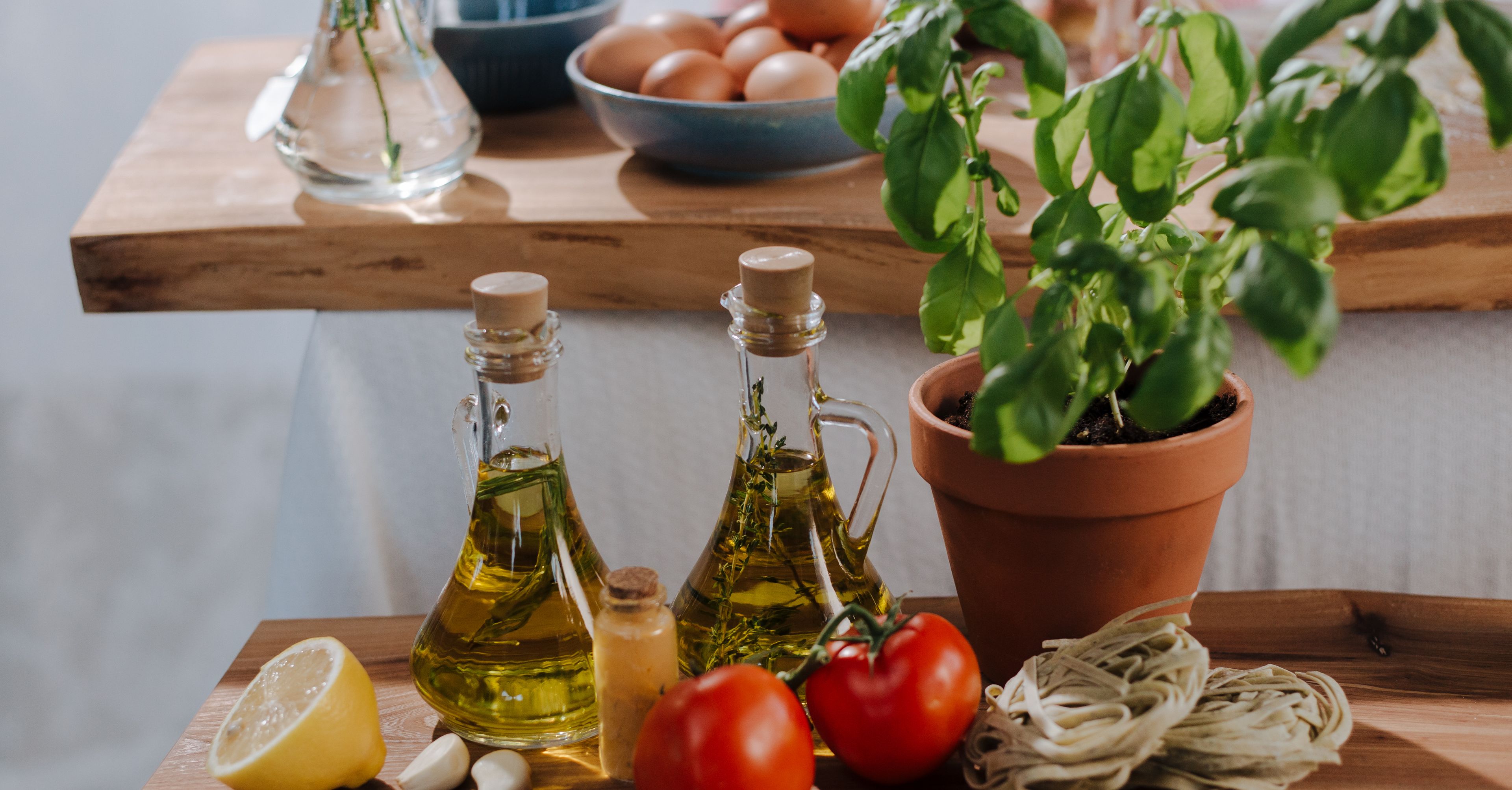 Domowe pesto bez przepłacania — bazylia i tańsze alternatywy