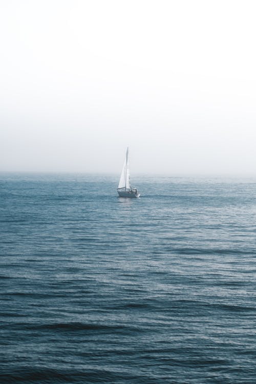 bir başına, deniz, deniz aracı içeren Ücretsiz stok fotoğraf
