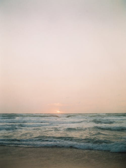 Ilmainen kuvapankkikuva tunnisteilla aallot, auringonlasku, hiekkaranta