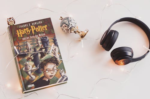 哈利·波特的書和帶有小飾品的黑色耳機