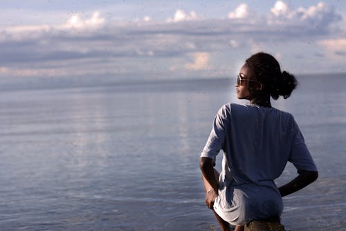 無料 海のそばに座っている女性 写真素材