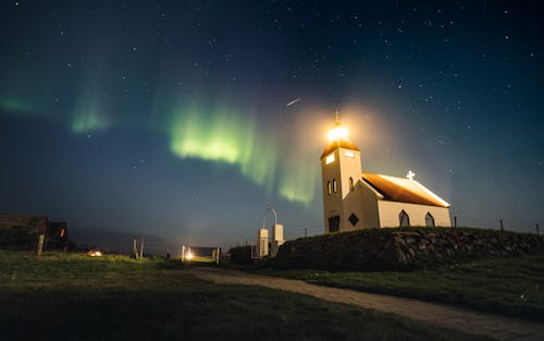 Ilmainen kuvapankkikuva tunnisteilla aurora borealis, islanti, kirkko