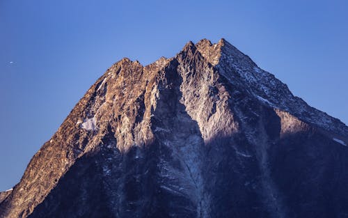 Immagine gratuita di cielo azzurro, cima della montagna, montagna rocciosa