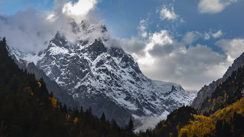 Foto d'estoc gratuïta de cobert de neu, fotografia de natura, muntanya rocallosa