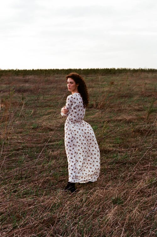 Gratis stockfoto met gedrukte jurk, gras, landelijk