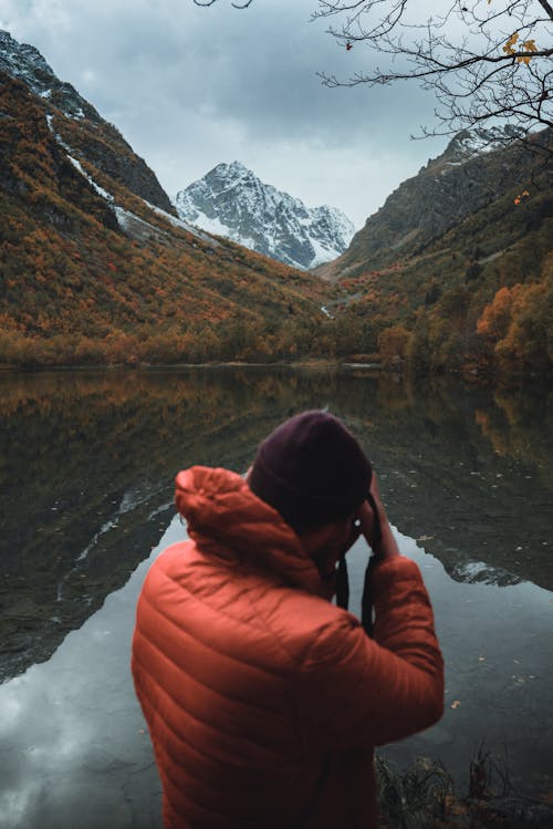 Gratis arkivbilde med beanie lue, fjell, fotograf