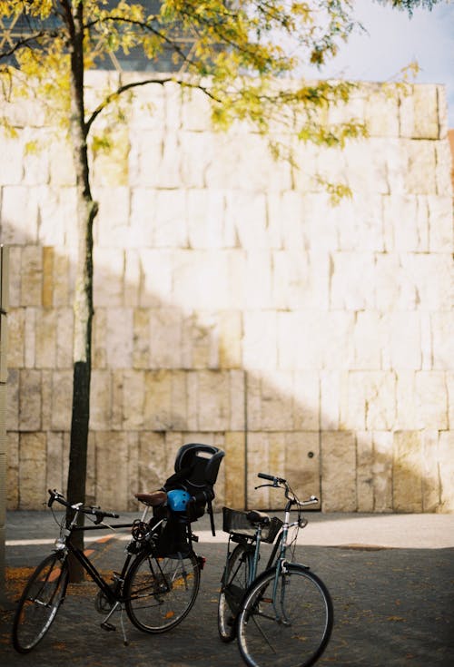 Gratis Fotos de stock gratuitas de aparcado, bicicletas, calle Foto de stock