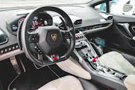 探索兰博基尼跑车内饰的豪华、优雅与高科技感