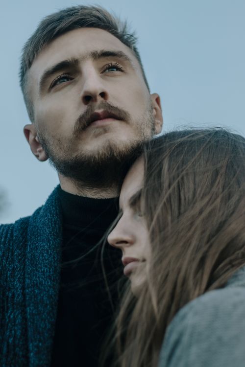 Free A romantic moment captured with a couple embracing in an outdoor setting, conveying closeness and love. Stock Photo