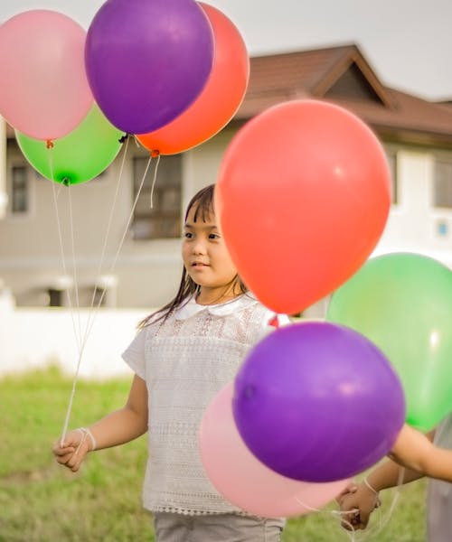 一個拿著氣球的女孩的攝影