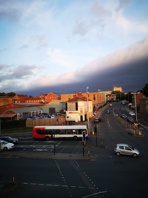 Bezpłatne Darmowe zdjęcie z galerii z autobus, błękitne niebo, budynki Zdjęcie z galerii