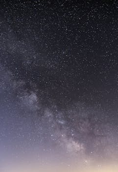 星空下的银河系景色壮丽，非常适合做壁纸