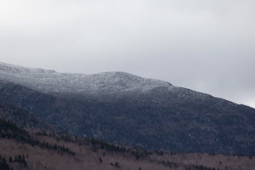 Kostenloses Stock Foto zu bäume, berge, bewölkt