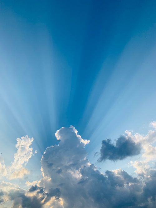 Free A stunning cloudscape with beautiful sun rays lighting up the sky over Toronto. Stock Photo