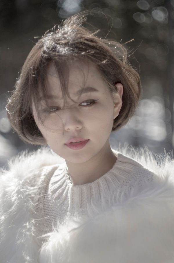 Woman with soft glam waves bob hairstyle