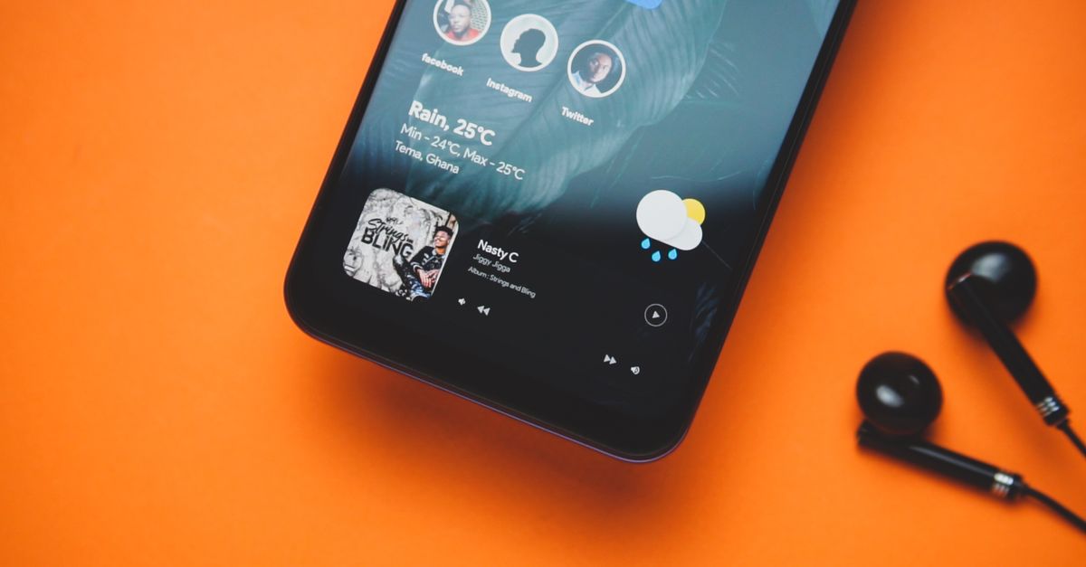 SoundCloud music app artist profile player