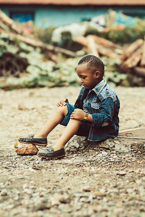 Anak Laki Laki Mengenakan Jaket Denim Dan Celana Pendek Dengan Sepasang Sepatu
