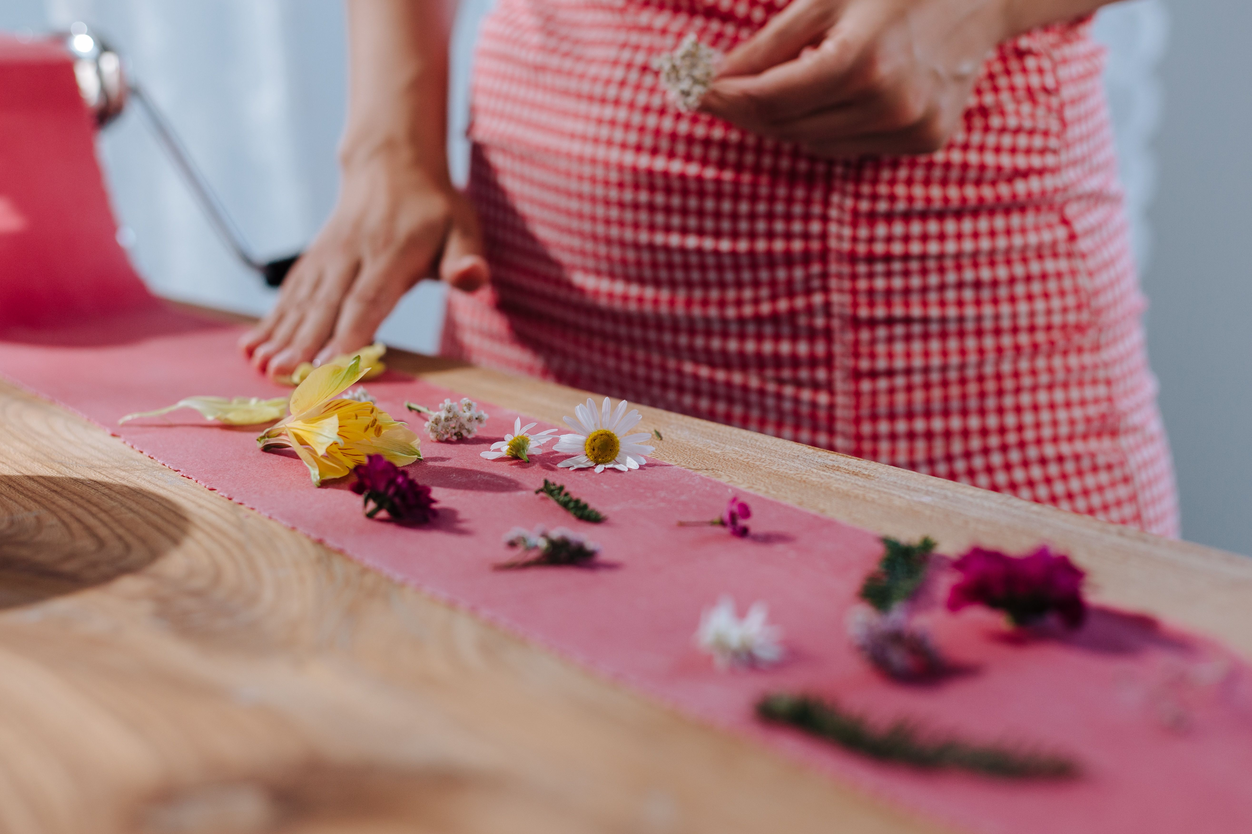 Mani che preparano erbe aromatiche fresche
