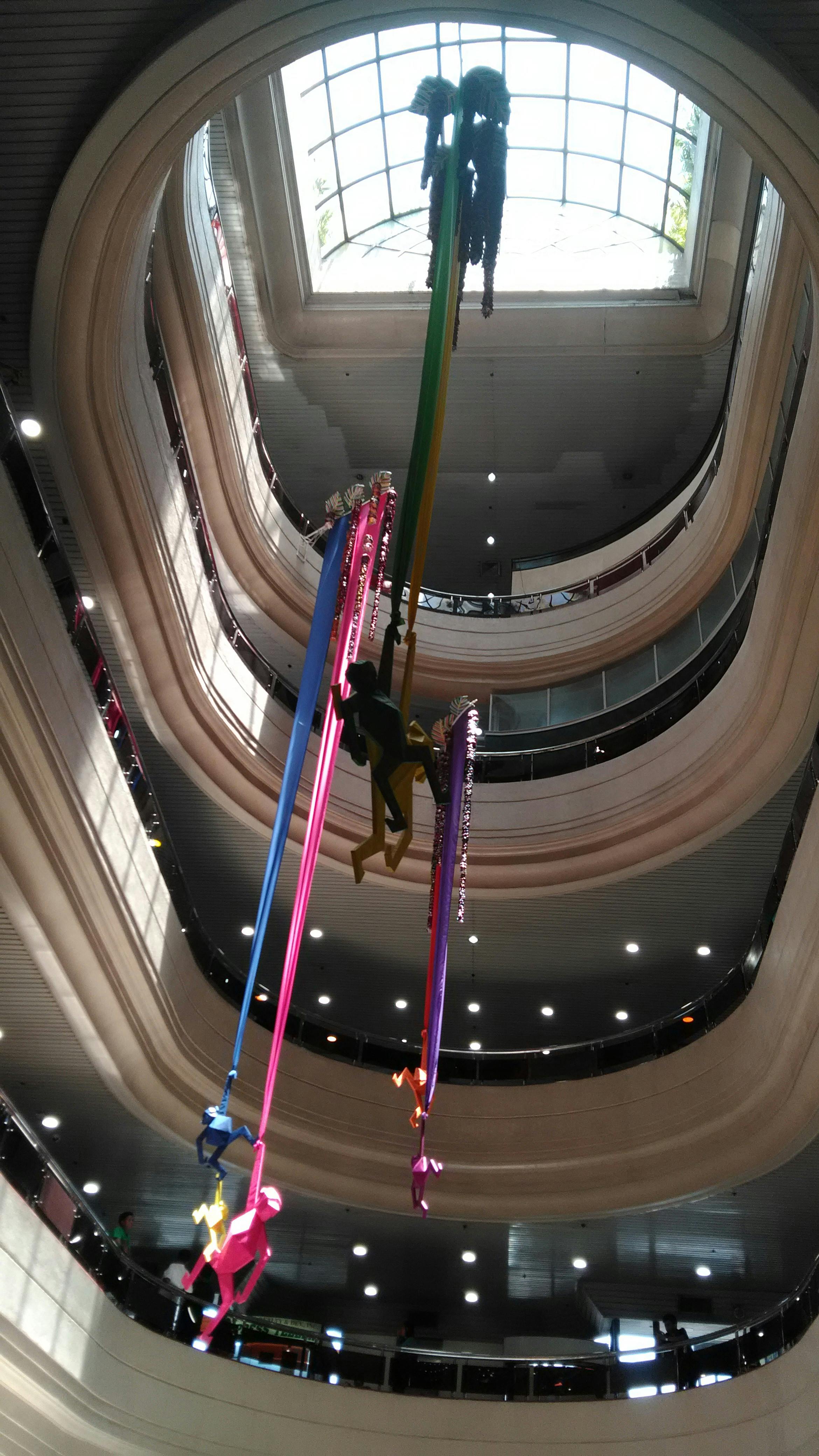 台湾夜市琳琅满目的街头小吃