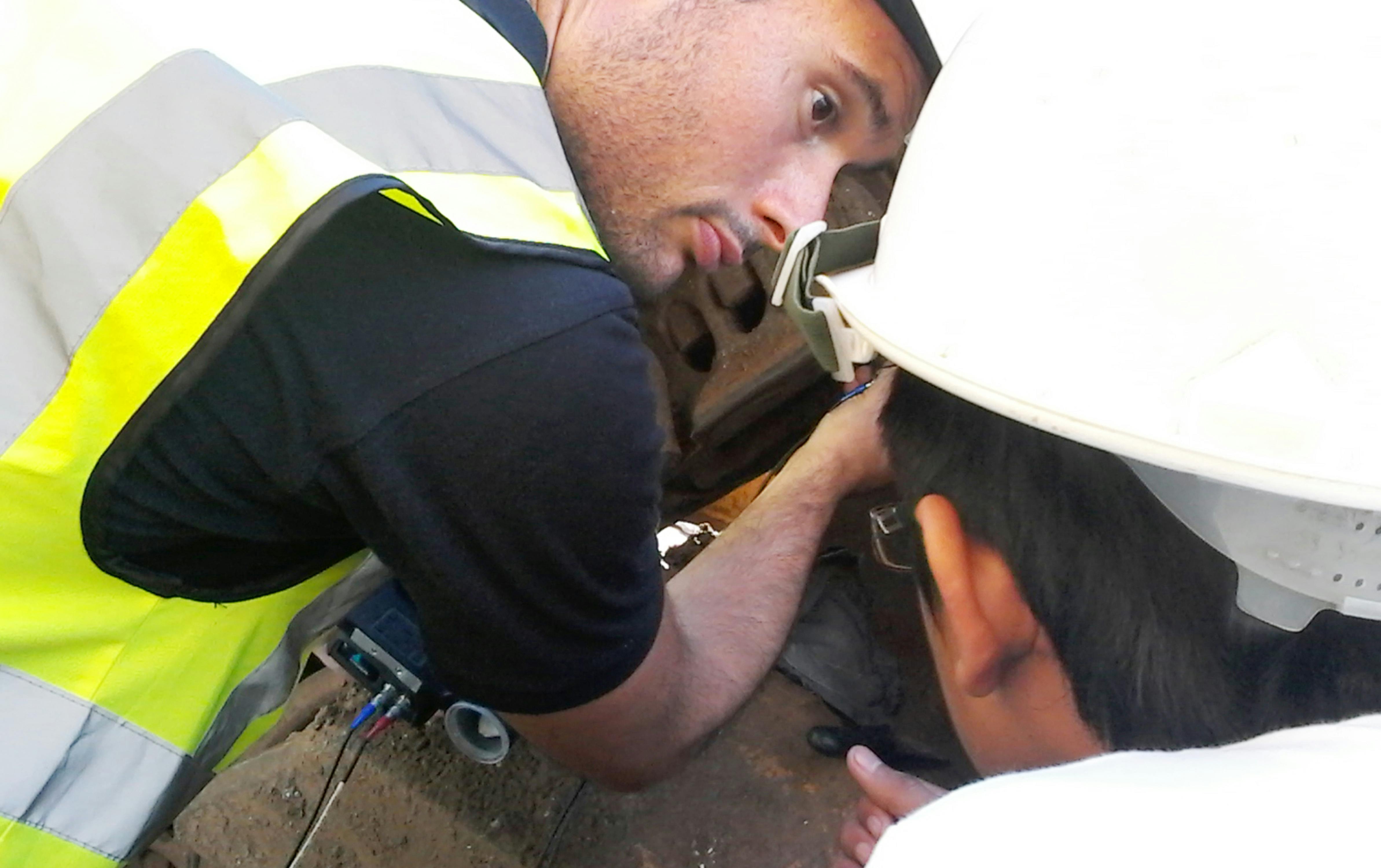Personne marchant sur un sentier forestier, symbole de bien-être physique