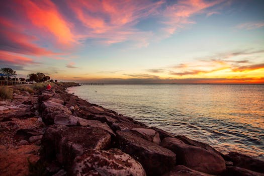 墨尔本岩石海岸线上，日落美丽，色彩充满活力，海水宁静