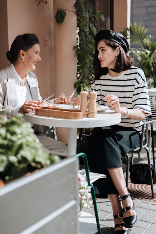 Gratis stockfoto met dining, gaan zitten, glimlachen