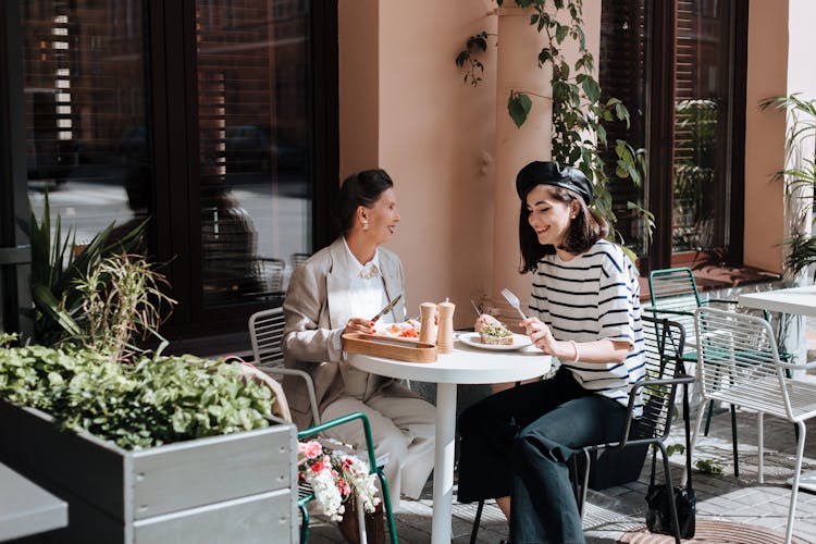 Stylish Women Dining Al Fresco