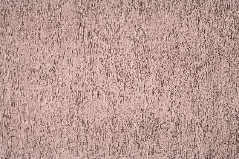 Stena v teplom ružovo-hnedom odtieni s jemnou štruktúrou