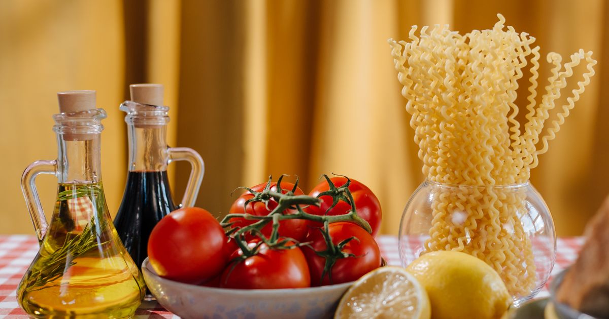 Ingrediente italiene tradiționale: paste, roșii, ulei de măsline și oțet balsamic