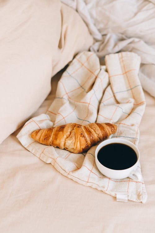 Ilmainen kuvapankkikuva tunnisteilla aamupala vuoteeseen, croissant, juoma