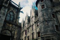 探索那些拥有戏剧性石像鬼和历史悠久石立面的错综复杂的中世纪哥特式建筑