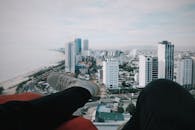 从高角度俯瞰城市与海岸，可见摩天大楼林立，环境轻松宜人