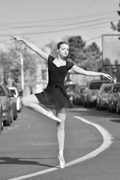 Fotobanka s bezplatnými fotkami na tému baletka, cesta, čierny a biely