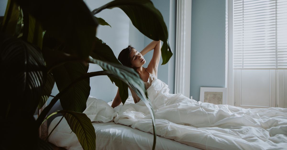 Can sleeping with a fan on cause a severe sore throat in the morning?