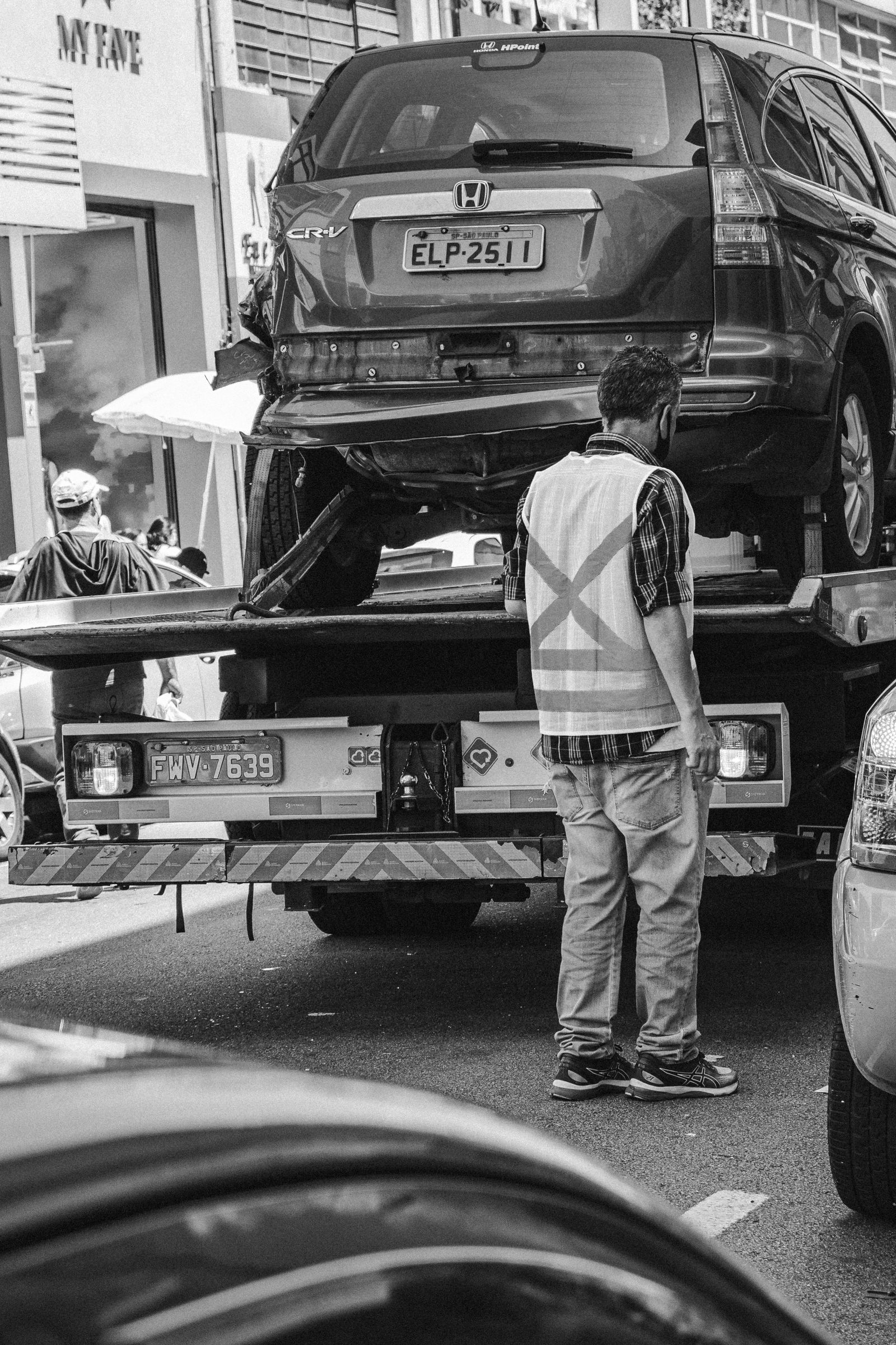 Camion de remorquage VALTRANSAUTO transportant un véhicule