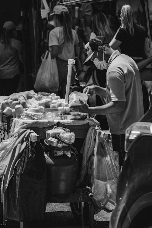 Photos gratuites de amoureux des livres, art urbain, blanc et noir