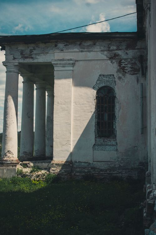 Free A historic abandoned building featuring classical columns and architectural decay. Stock Photo