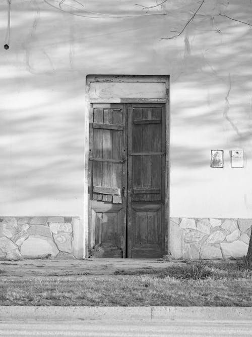 Foto d'estoc gratuïta de blanc i negre, de fusta, façana